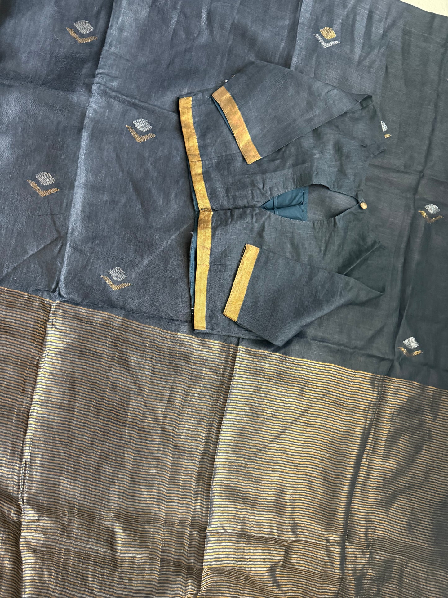 Dark Gray Lenin Handloom Jamdani Saree - with handloom mark