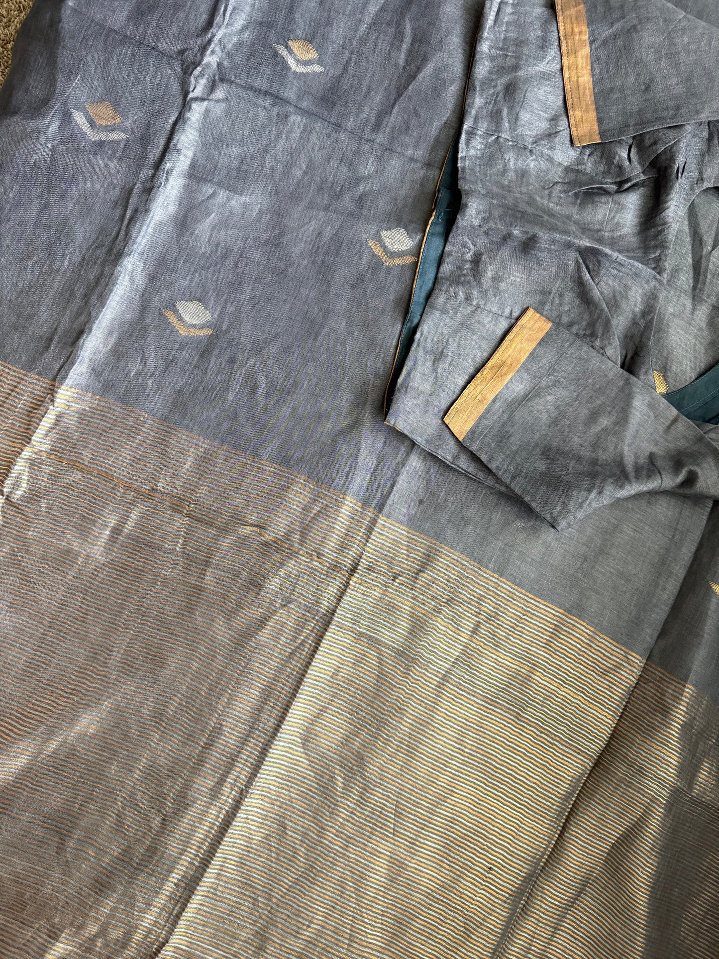 Light Gray Lenin Handloom Jamdani Saree - with handloom mark