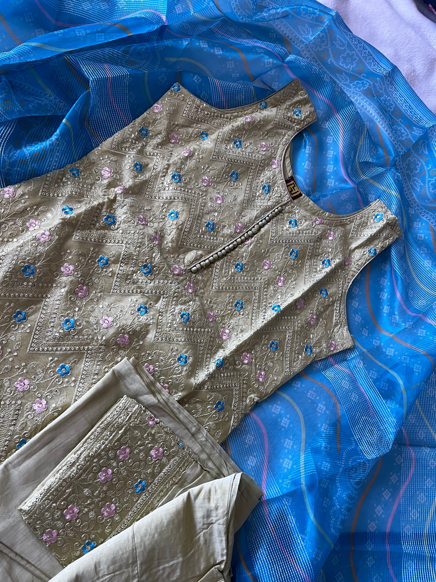 Mehendi Green Embroidered Sleeveless Kurti Set