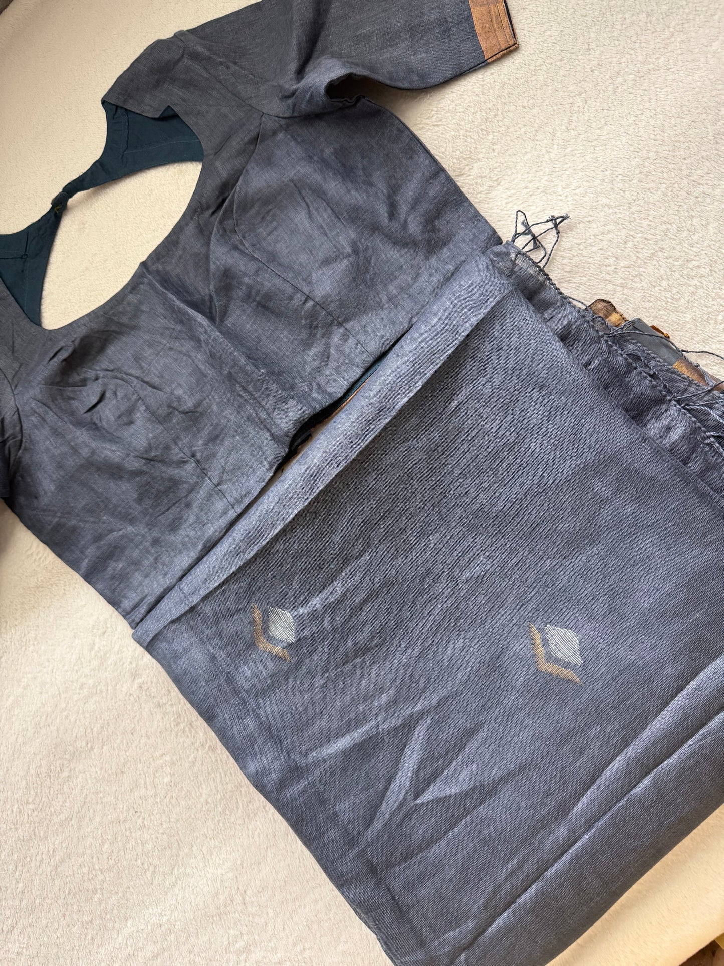 Light Gray Lenin Handloom Jamdani Saree - with handloom mark