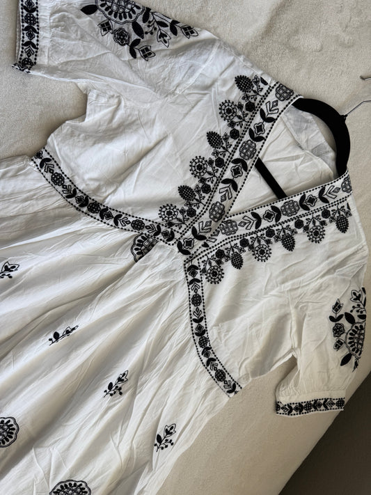 White and black cotton one piece dress