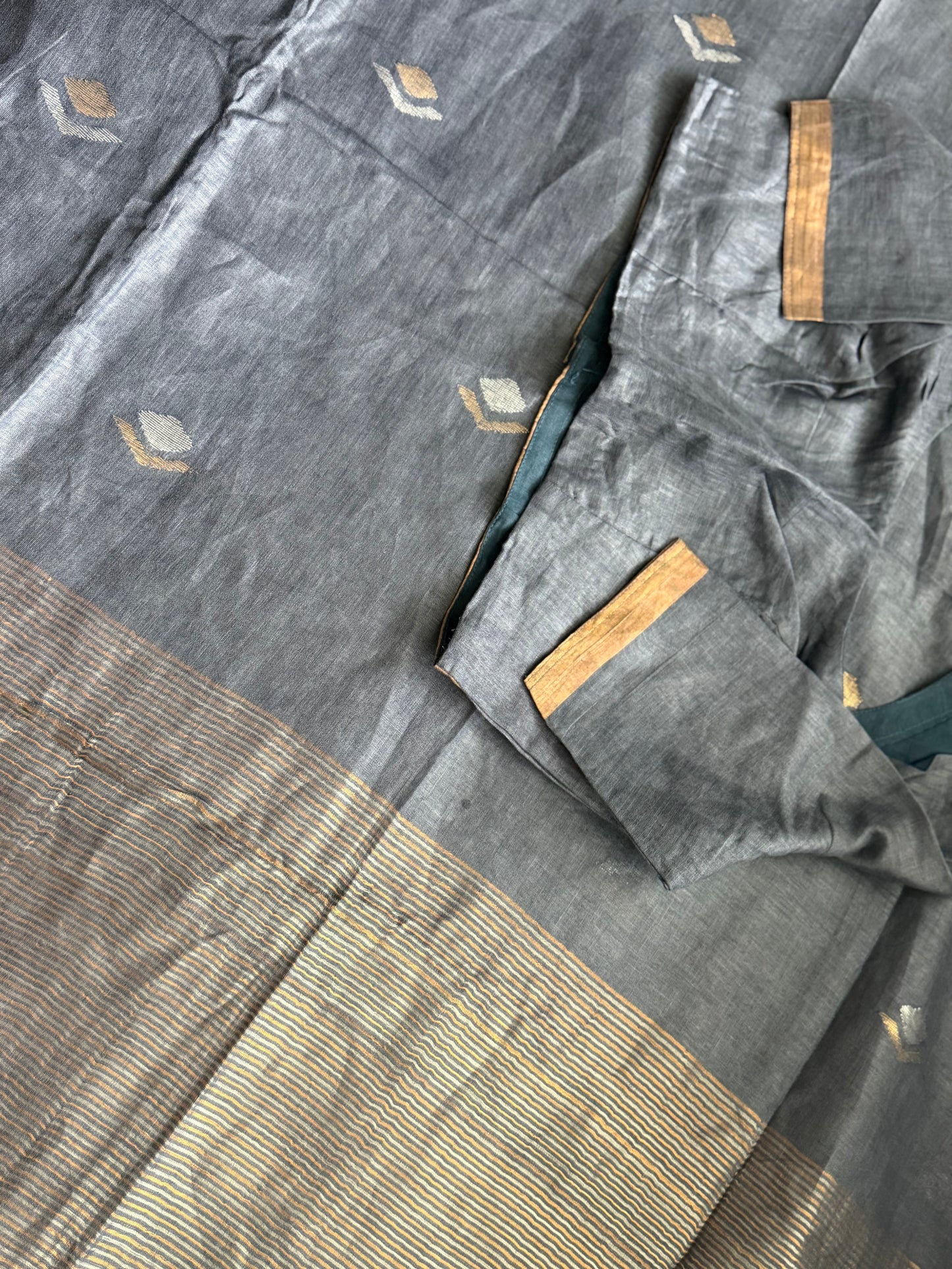 Light Gray Lenin Handloom Jamdani Saree - with handloom mark