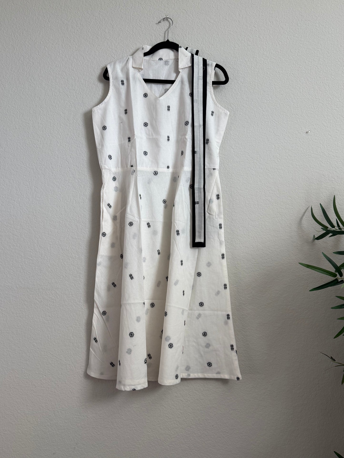 White and Black Sleeveless Cotton Dress with Belt - Sleeves available