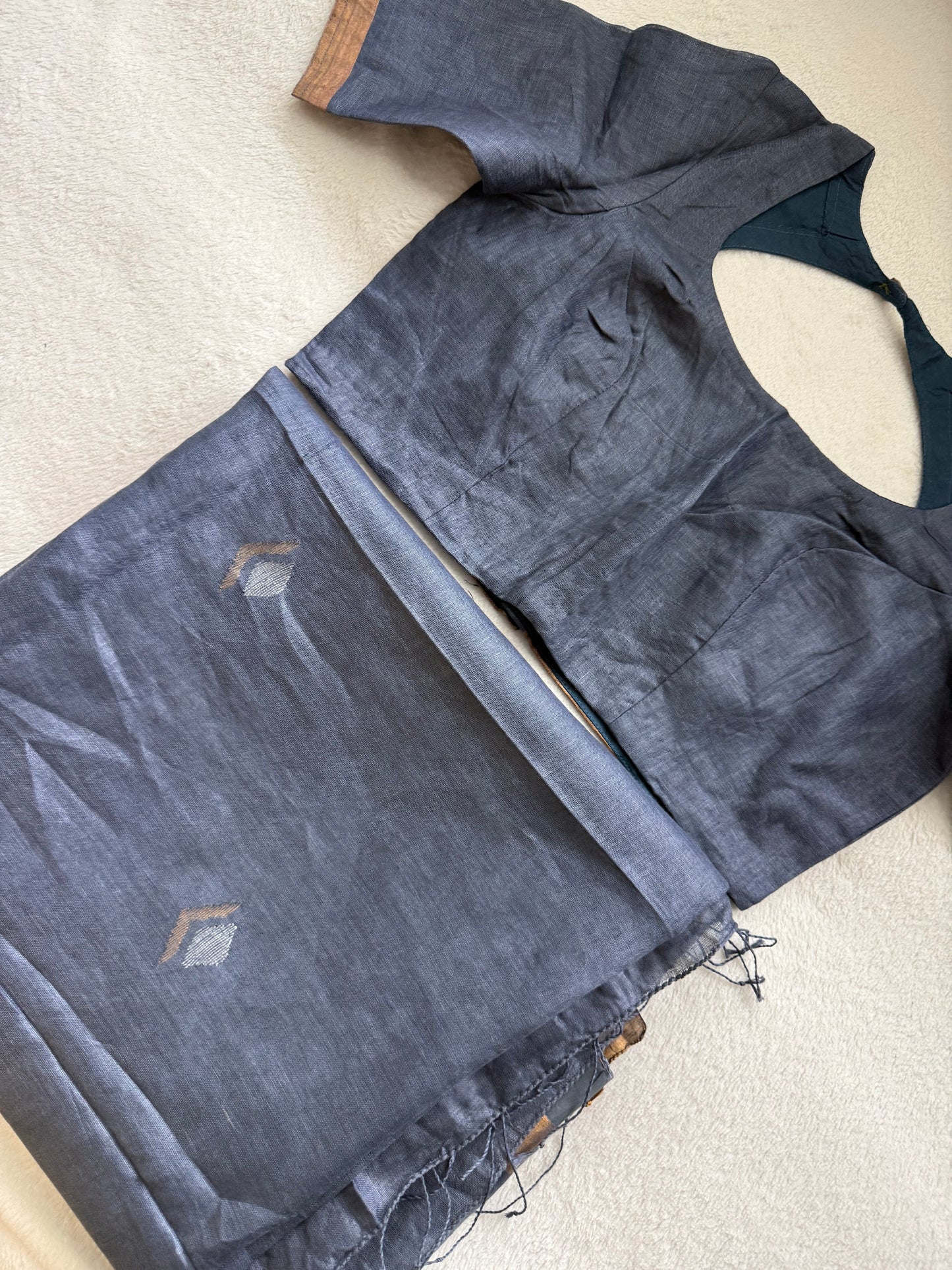 Light Gray Lenin Handloom Jamdani Saree - with handloom mark