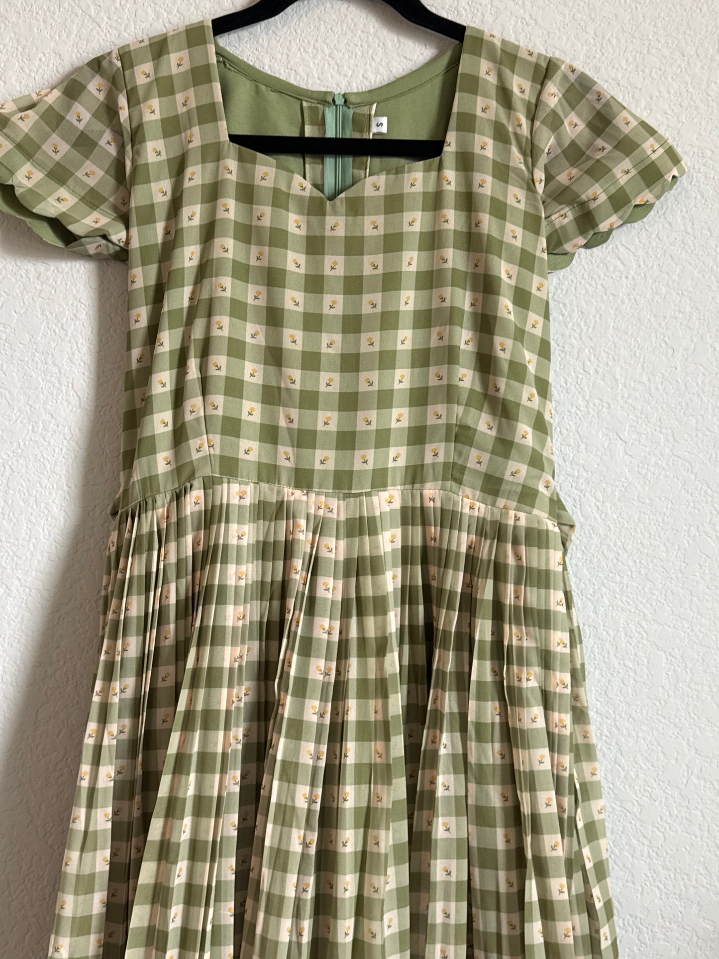 Green Floral Checks Georgette scallop style frock with short scallop sleeve